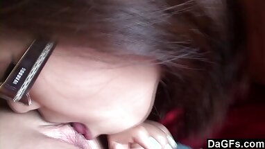 Şempanze ve pornogerdek eşek klibi ile oynuyor