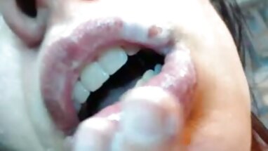 Kanepede lezbiyen gelin gerdek gecesi porno yüzü oral seks yapıyor