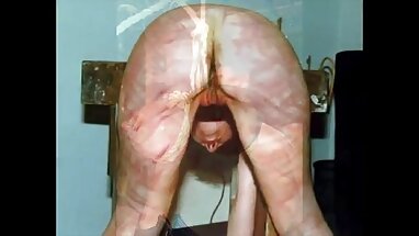 Bir gerdek gecesi kızlık bozma pornosu kulüpte Alman karısı