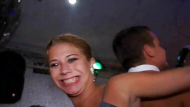 Sıcak gerdek gecesi kızlık bozma pornosu için naylon genç güzel