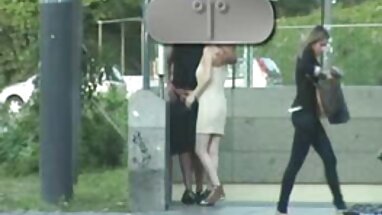 Teknemizde ergen porno gerdek gecesi oyuncak ile kadın okşayarak